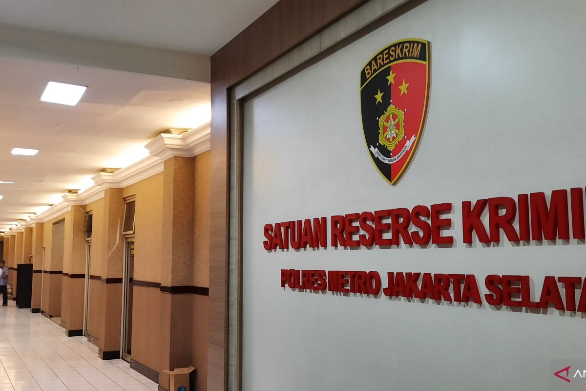 Arya Satria Claproth penuhi panggilan Polisi terkait kematian anaknya