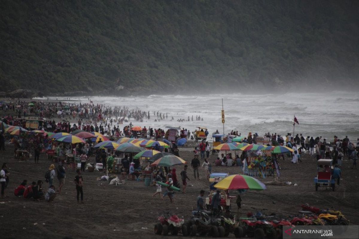 BMKG minta wisatawan waspadai gelombang tinggi laut selatan Yogyakarta