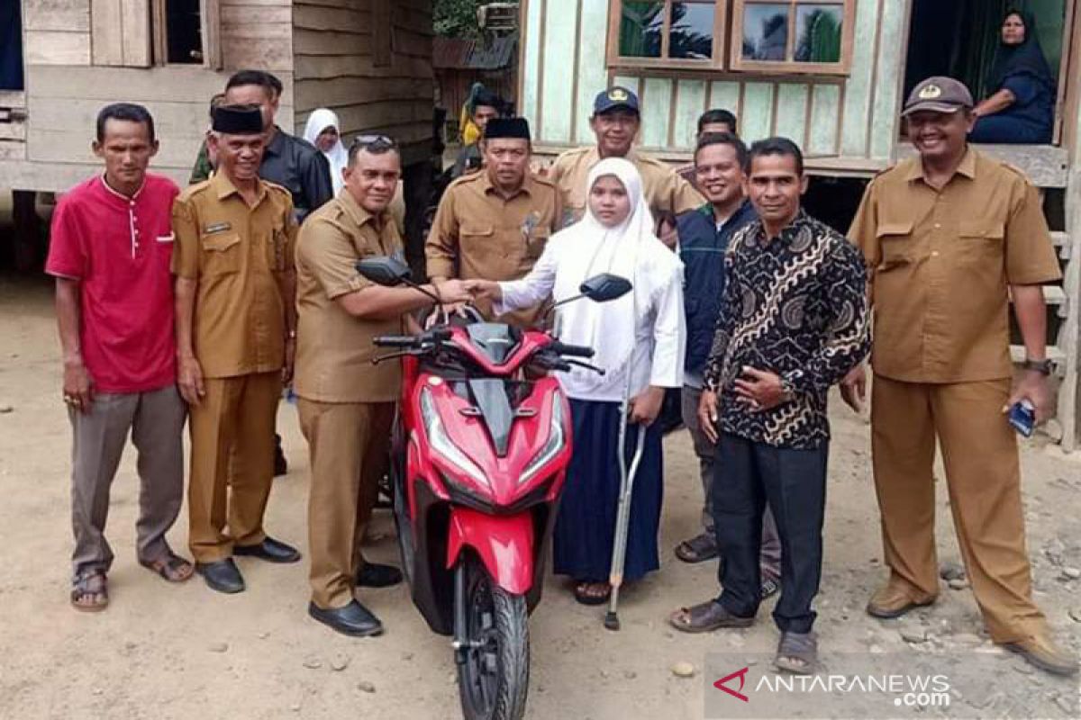 Siswi disabilitas berprestasi terima motor dari Pemkab Aceh Jaya