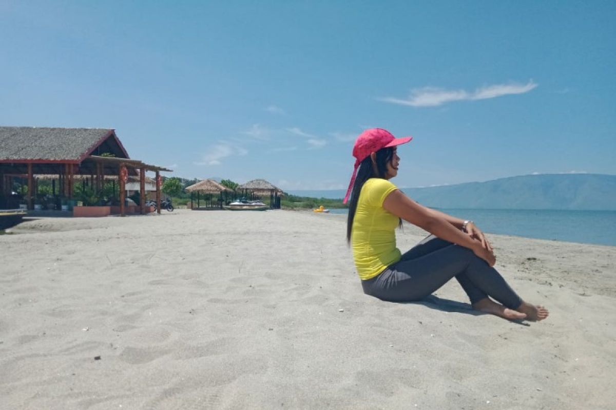 Menikmati sunset di Sigurgur Beach Danau Toba