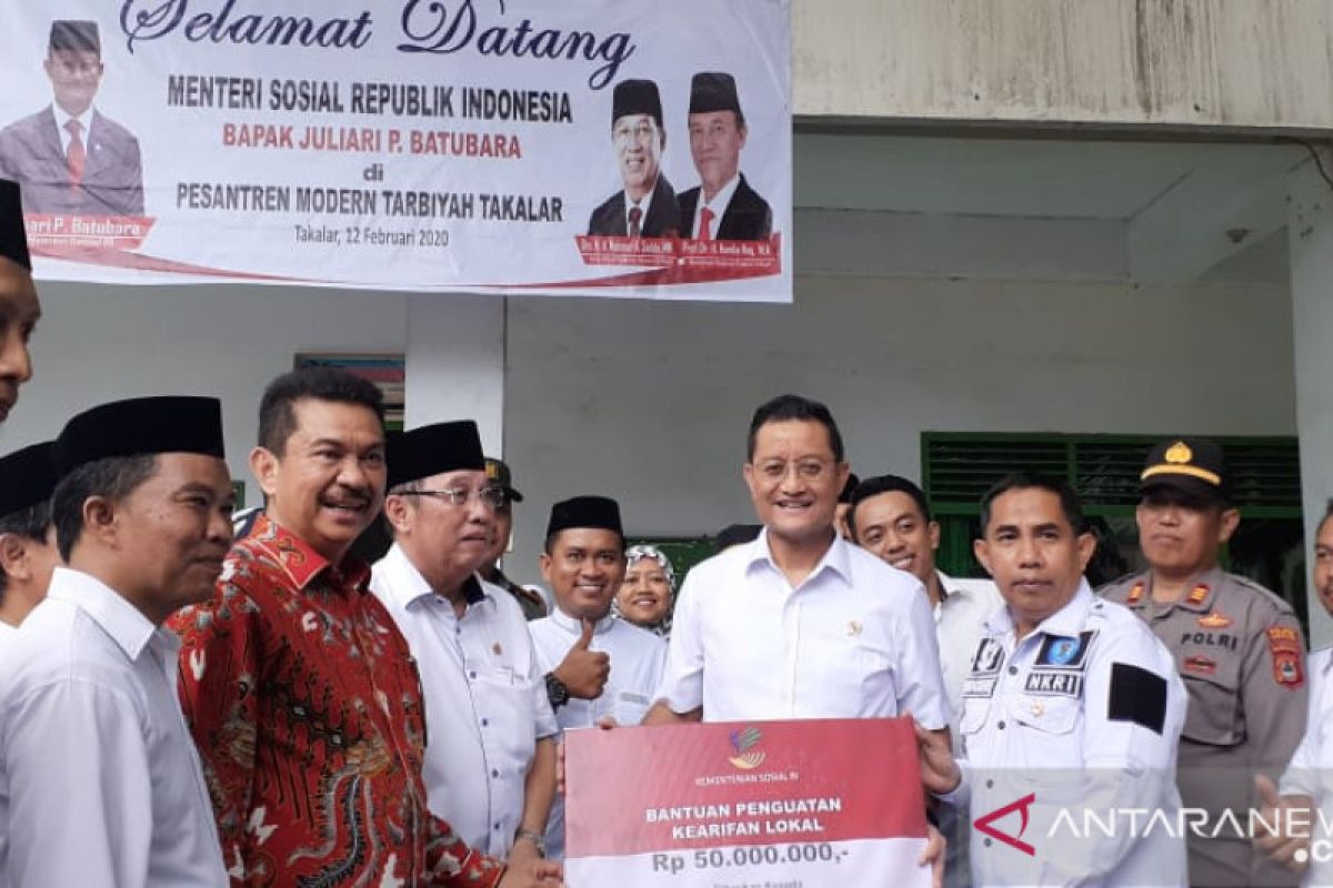 Menteri Sosial serahkan Rp50 juta kepada Pesantren Modern Tarbiyah Takalar