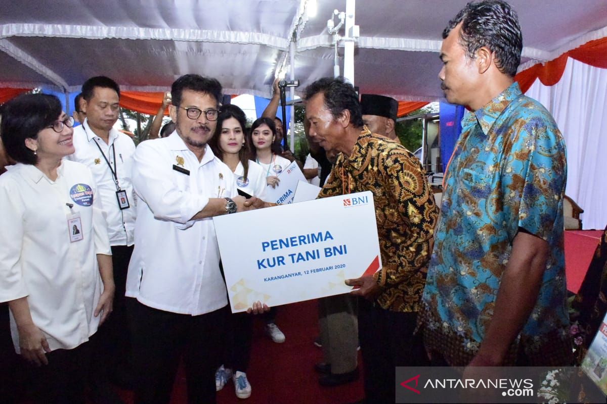 Bangun kemandirian petani, Mentan serahkan bantuan KUR Rp4,82 miliar