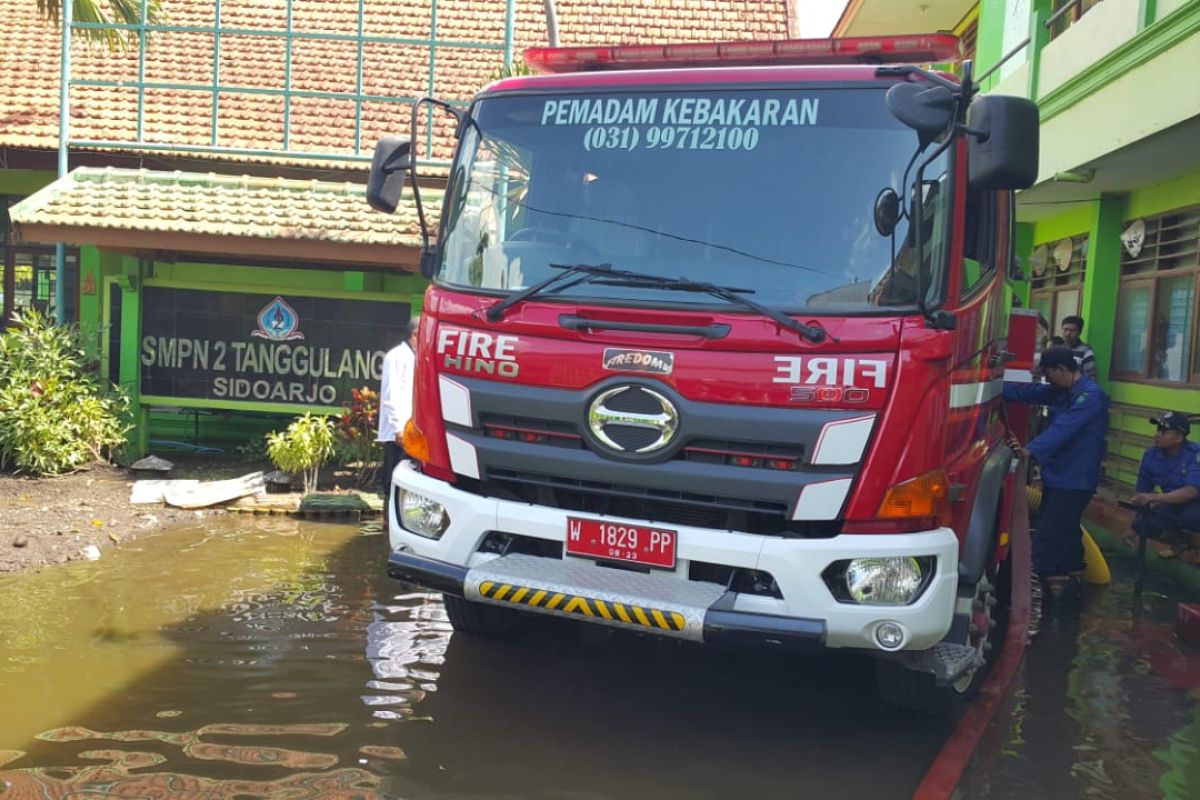 Mobil pemadam kebakaran dikerahkan sedot banjir di Desa Banjarasri Sidoarjo