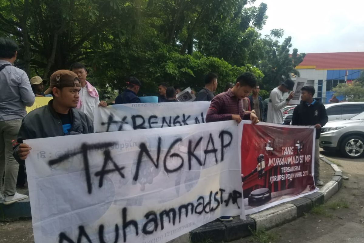 Kedatangan Kapolri dan Panglima TNI ke Riau diwarnai unjuk rasa korupsi Wakil Bupati Bengkalis