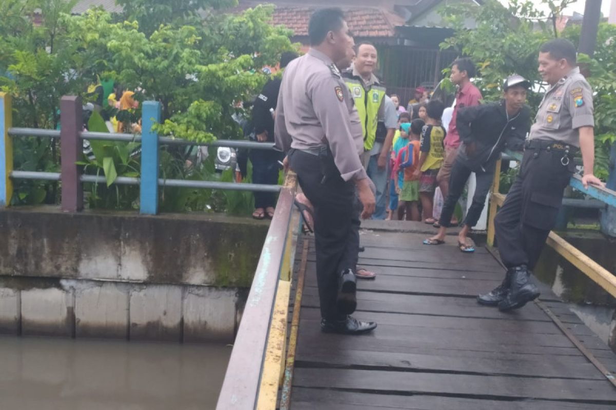 Pencarian tiga anak tenggelam di Sungai Pucang terus dilakukan