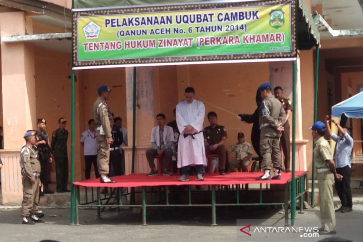 Pengelola cafe melanggar syariat di Takengon dihukum cambuk