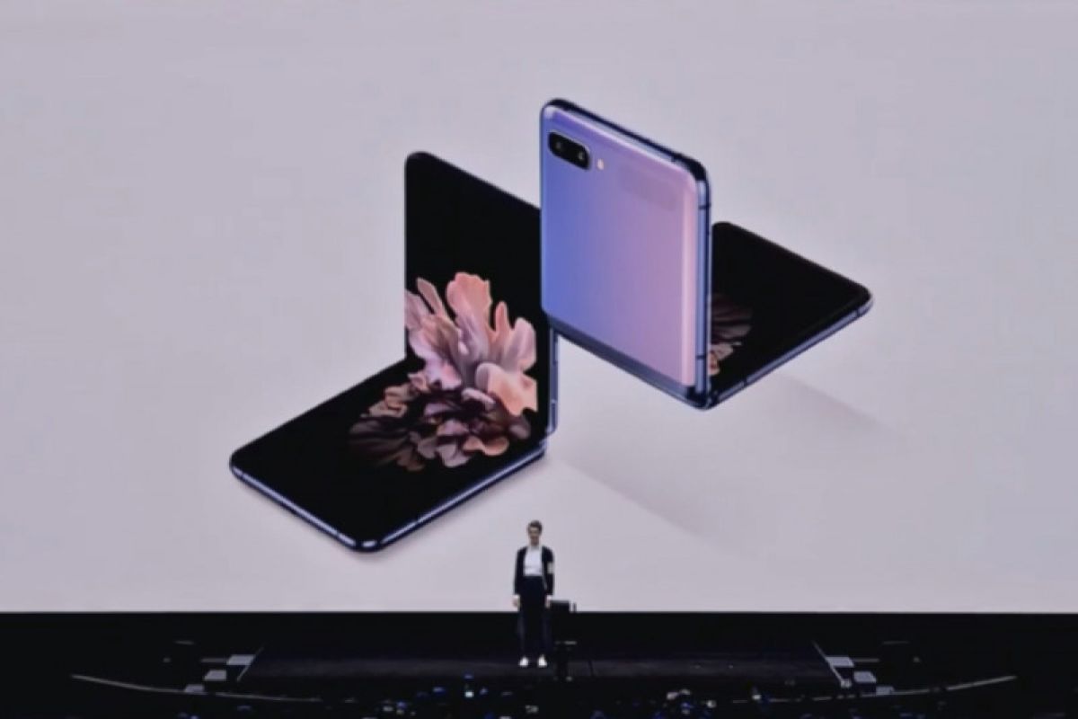 Samsung resmi rilis ponsel layar lipat vertikal "clamshell" Galaxy Z Flip