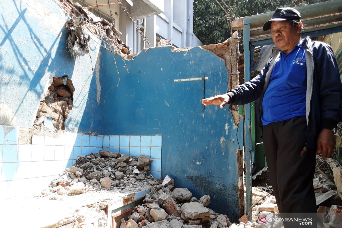 Korban kanopi ambruk Jakarta Utara, tiga rumah warga rusak