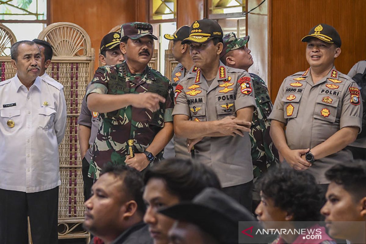 Panglima TNI dan Kapolri ke Natuna sapa penduduk setempat