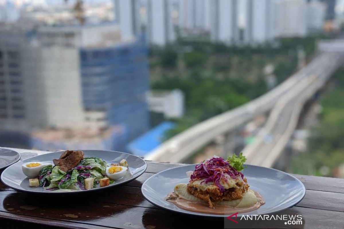 Malam "Valentine" romantis dengan pemandangan kota  Jakarta dari ketinggian