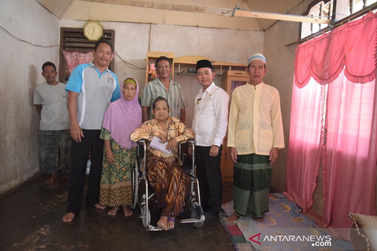 Bupati Bangka salurkan bantuan kursi roda bagi warga penderita lumpuh