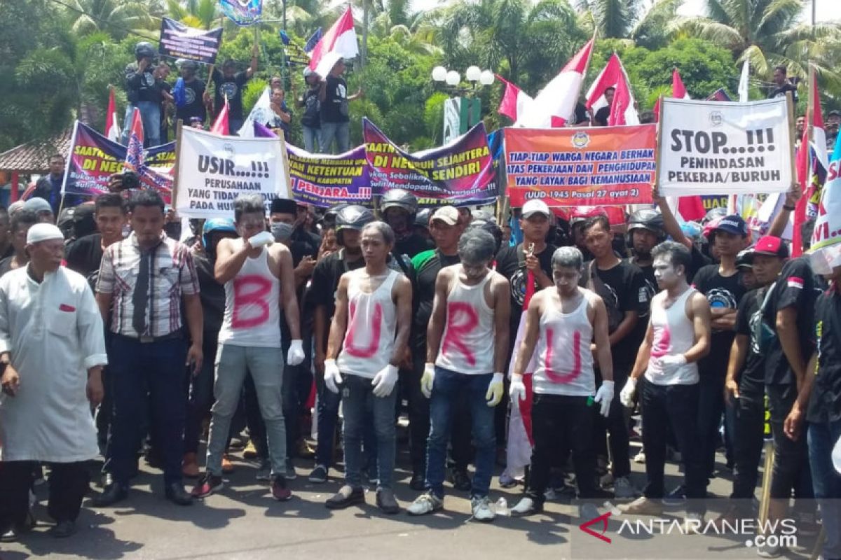 Sarbumusi Jember demo kritisi RUU Omnibus Law Cipta Lapangan Kerja