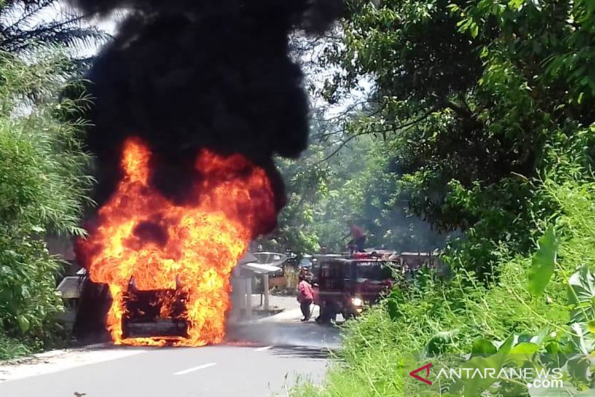 Angkot terbakar, petugas kesulitan memadamkan