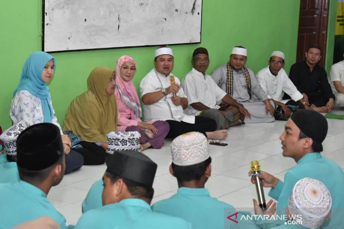 Gubernur Babel berbagi kepada 240 penerima donasi di Yayasan Baiturrahman Annur