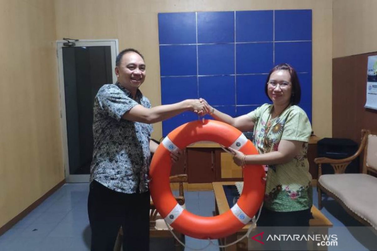 Jasa Raharja Babel Serahkan Lifebuoy dan Lifejacket Untuk Dua Operator Kapal