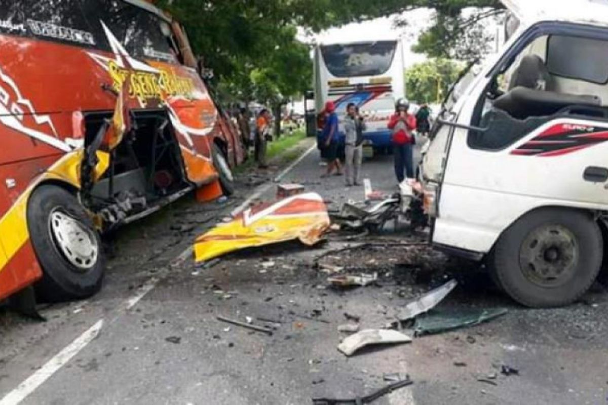 Terjadi kecelakaan bus dengan truk, sopir truk tewas ditempat