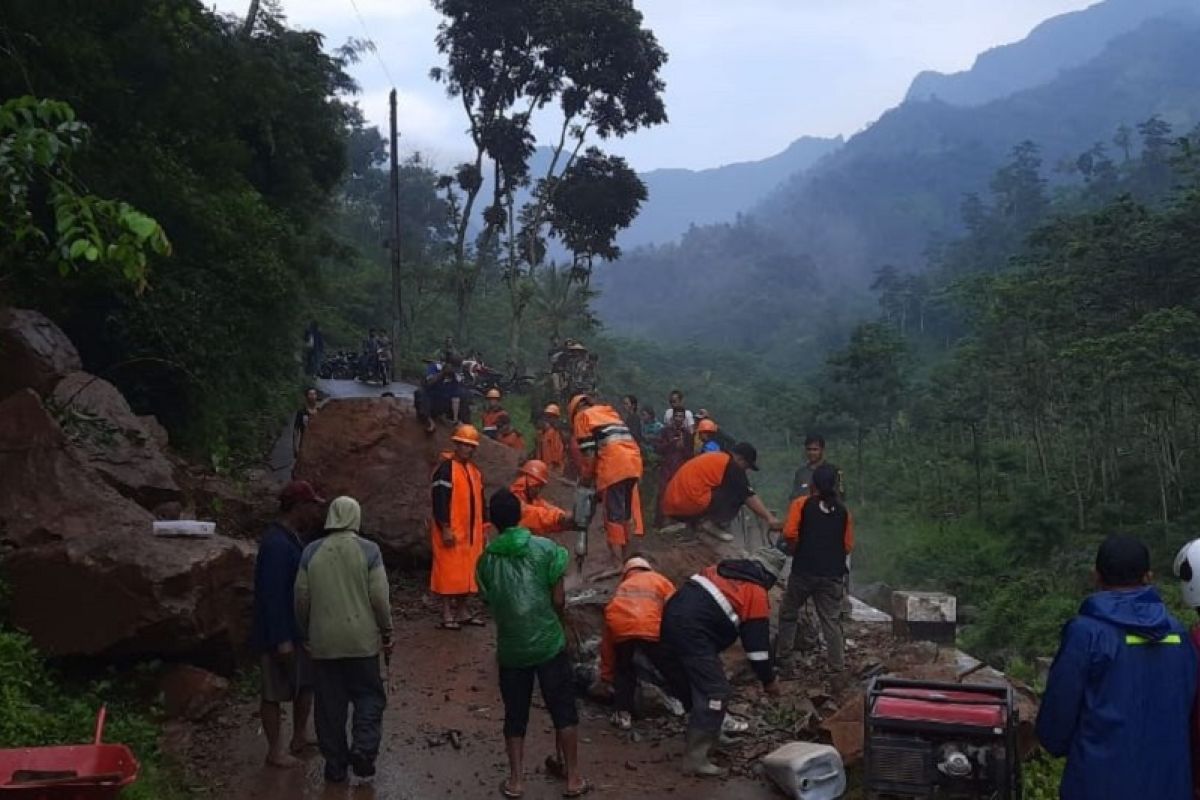 Tanah longsor tutup akses jalan desa di Rahtawu Kudus