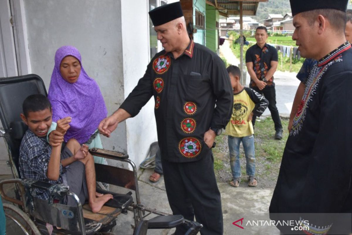 Pemkab Aceh Tengah bantu kursi roda kepada disabilitas