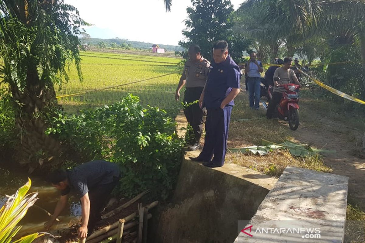 Seorang warga ditemukan tewas bersimbah darah di pinggir jalan diduga korban pembunuhan