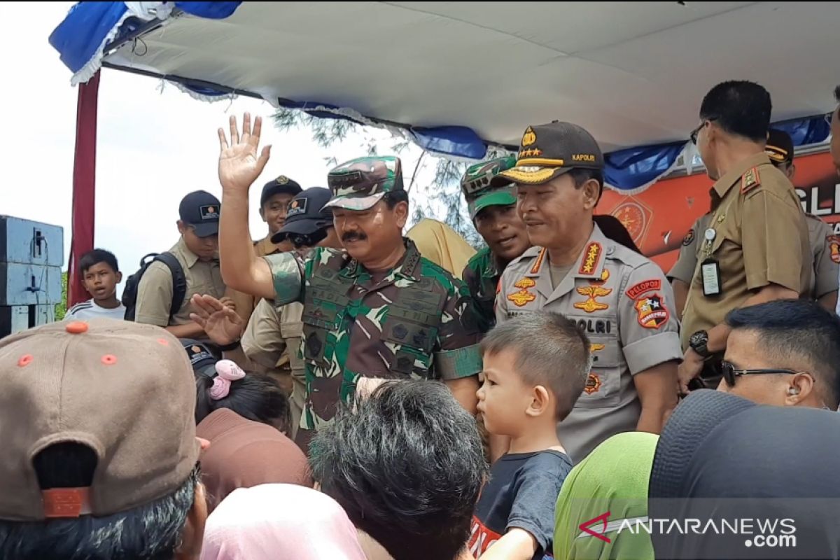 Panglima TNI dan Kapolri sambangi warga Penagi