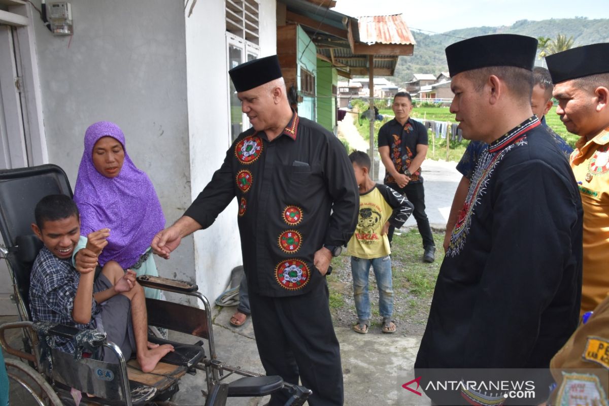 Pemkab Aceh Tengah serahkan kursi roda kepada penyandang disabilitas