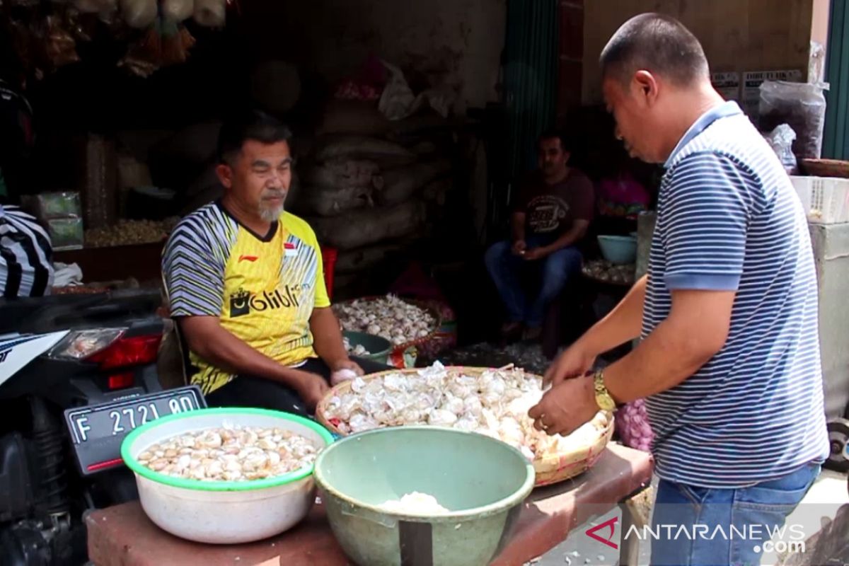 Pedagang rempah Sukabumi andalkan pasokan bawang putih dari Jateng dan Jatim