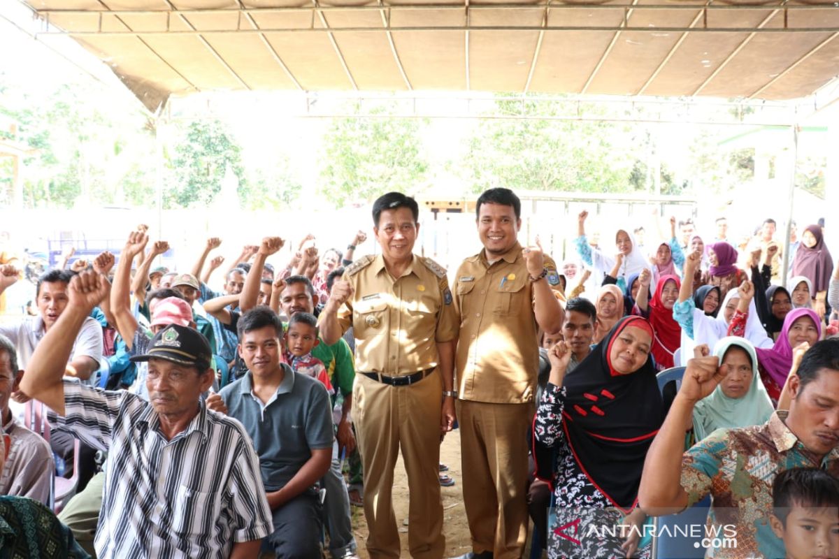 Pemkab Bangka Tengah bagikan 80 kartu asuransi nelayan