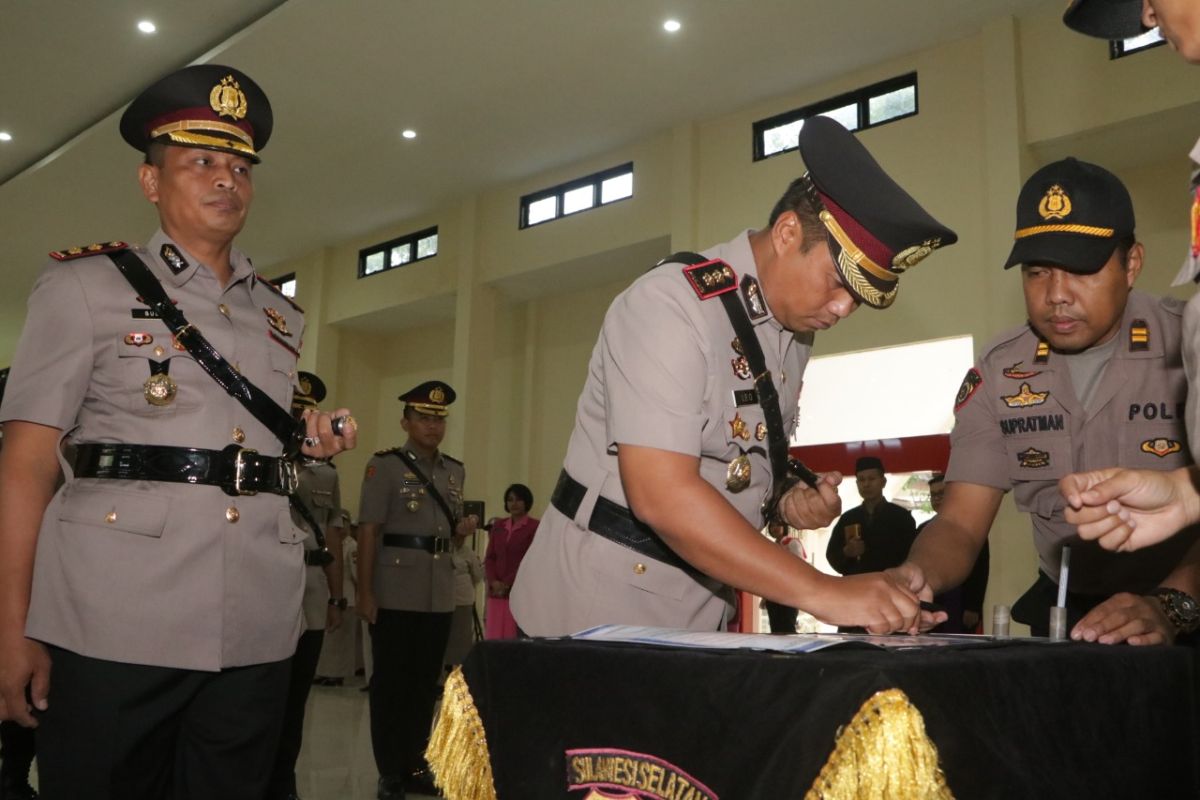 Tujuh kapolres dan satu direktur di Polda Sulawesi Selatan  berganti