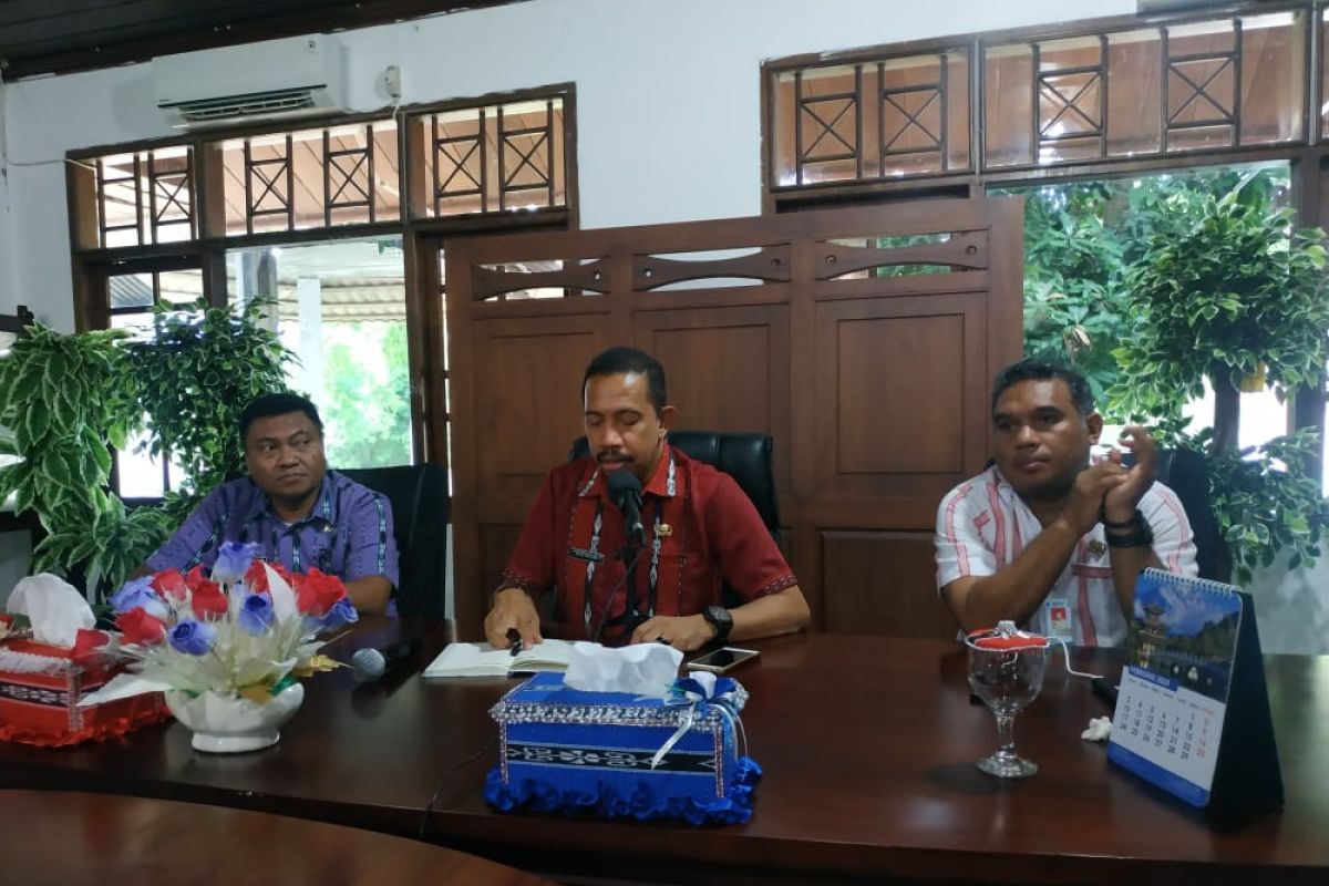 Staf Labkes Dinkes Maluku "kawal" spesimen warga Tanimbar