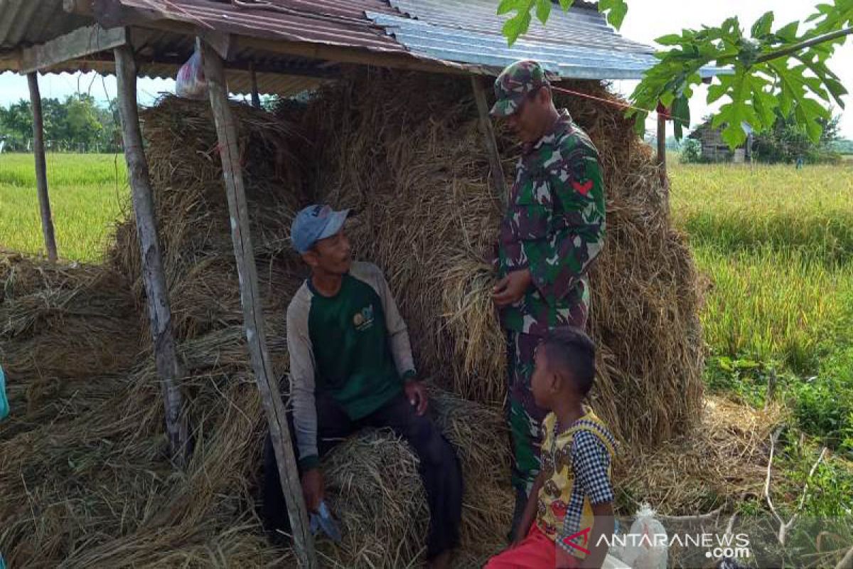 Cegah Karhutla, Babinsa Kodim Aceh Jaya temui warga hingga ke sawah