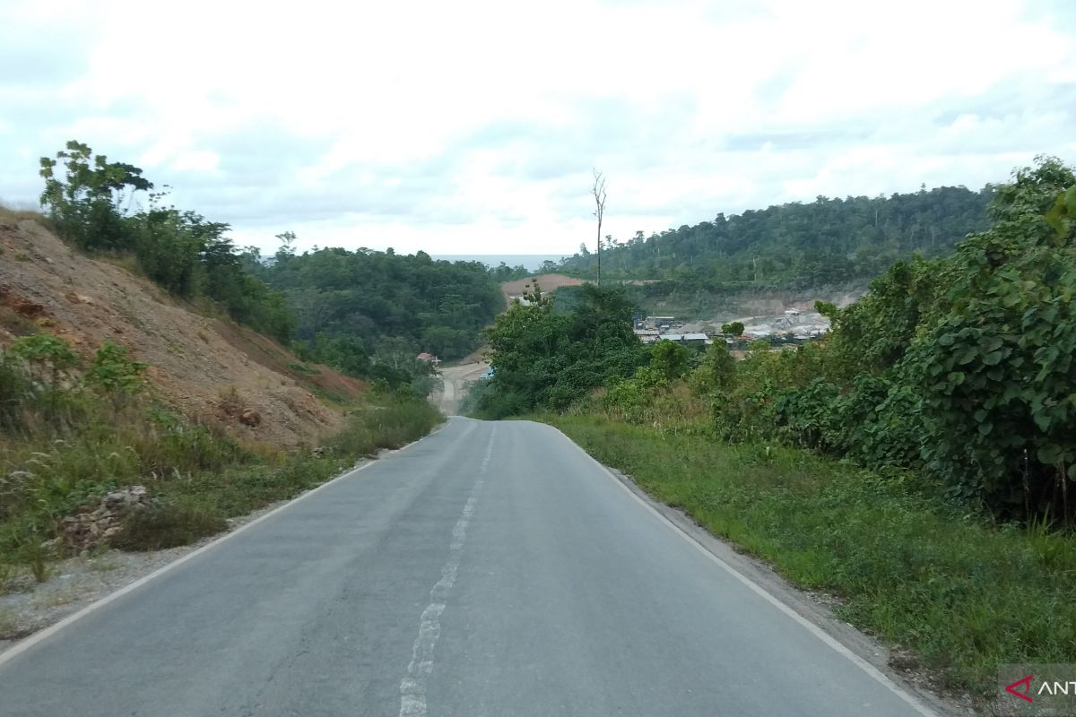 Kementerian PUPR aspal 34 kilometer jalan trans Sorong-Tambrauw