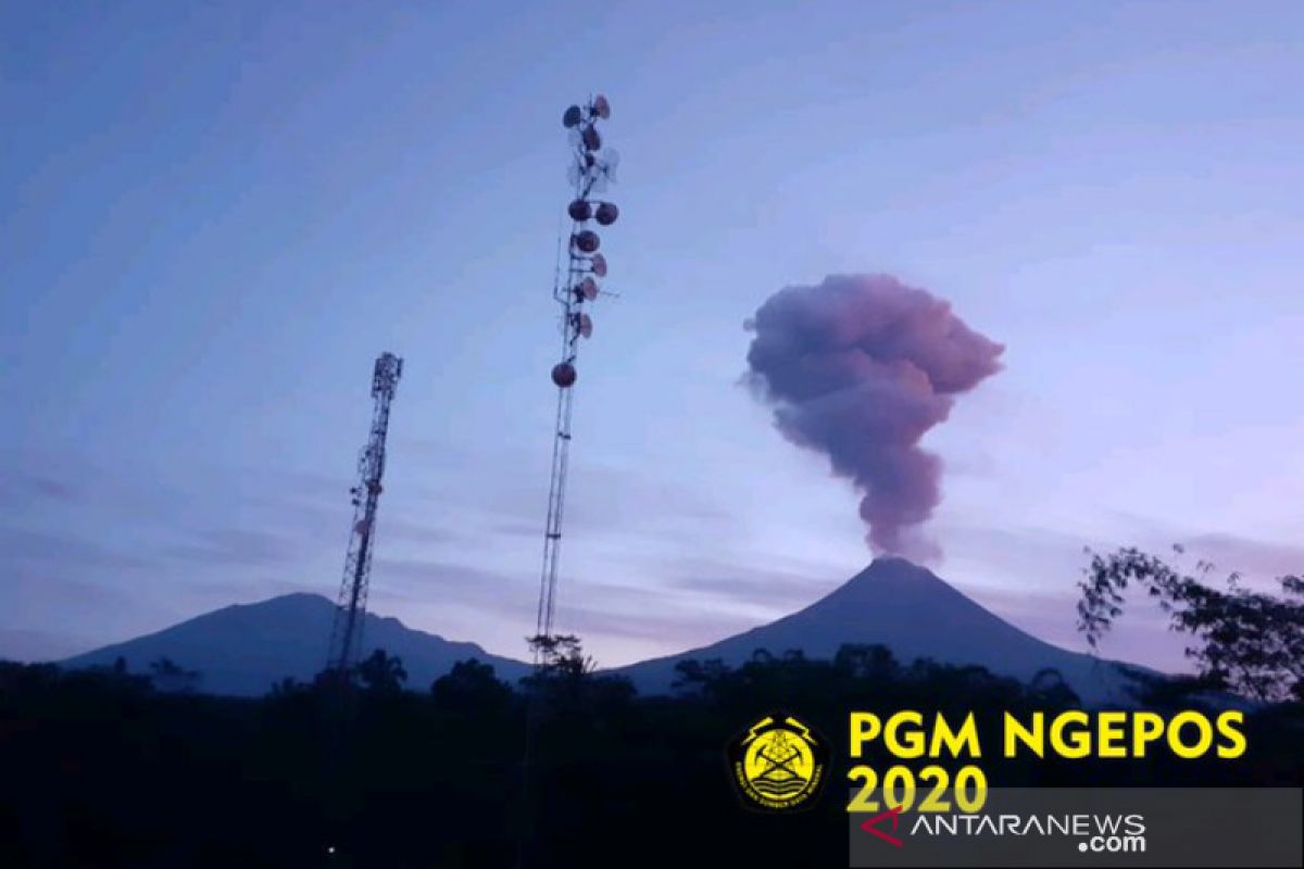 Merapi erupsi dengan tinggi kolom 2.000 meter