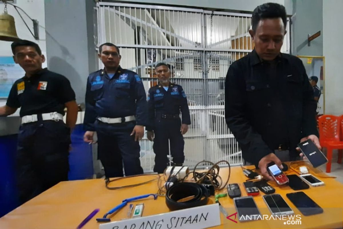 Petugas Rutan Palu temukan sejumlah barang terlarang saat razia