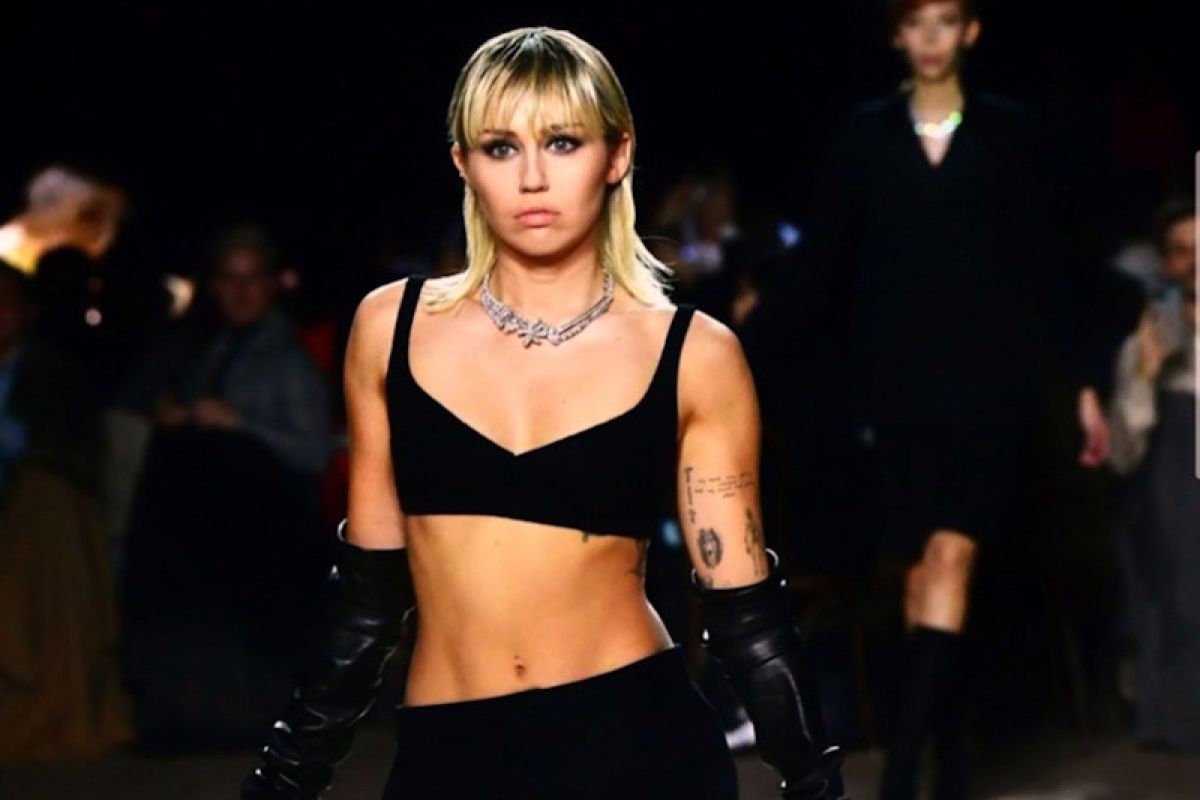 Miley Cyrus beraksi di "runway" Marc Jacobs pada NYFW 2020