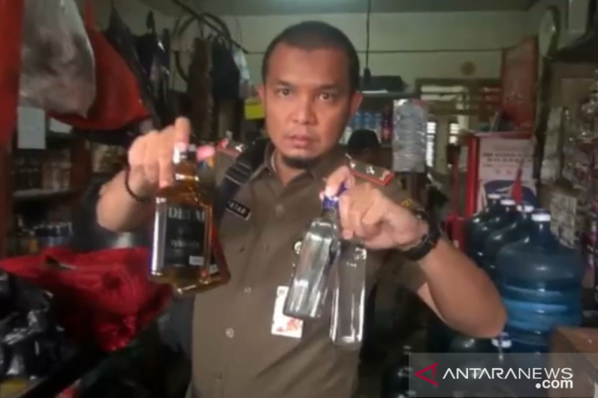 1.650 botol miras ilegal disita petugas dari rumah warga di Matraman