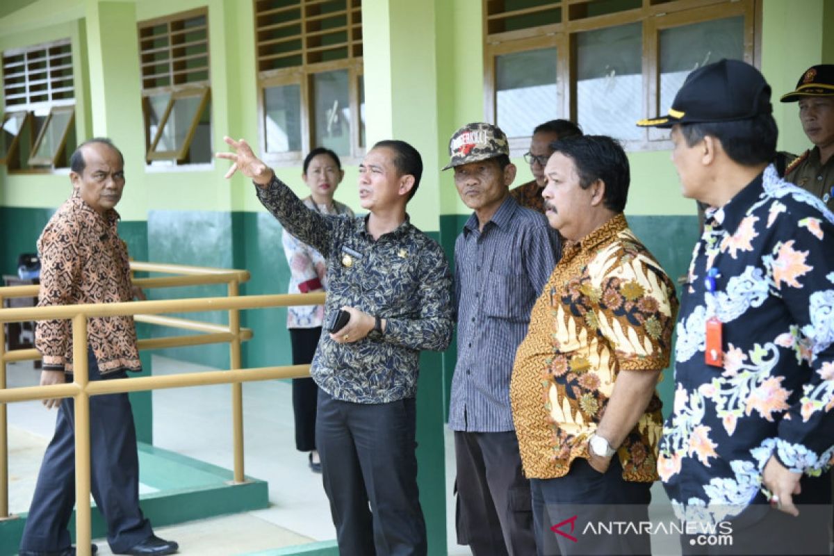 Bupati Bangka tinjau pembangunan SMP Negeri 5 Mendo Barat