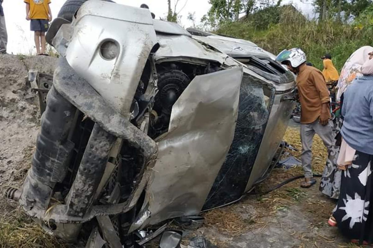 Jalan licin, mobil Fortuner alami kecelakaan tunggal di jalan Takengon-Bireuen