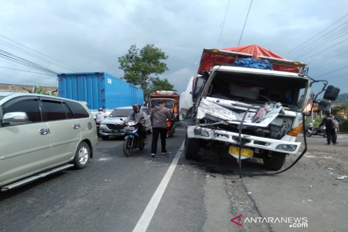 Kecelakaan beruntun di Brebes akibatkan empat luka