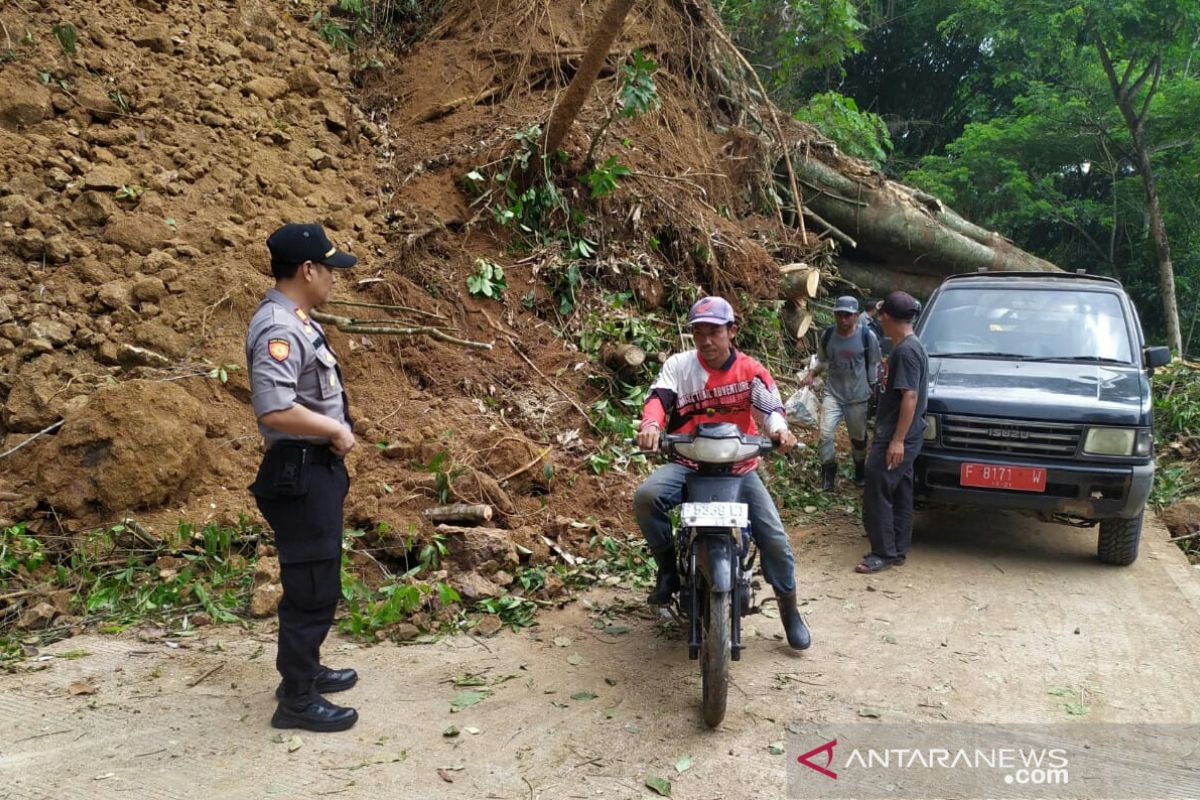 Jalan antar desa di Kadupandak-Cianjur tertutup longsor