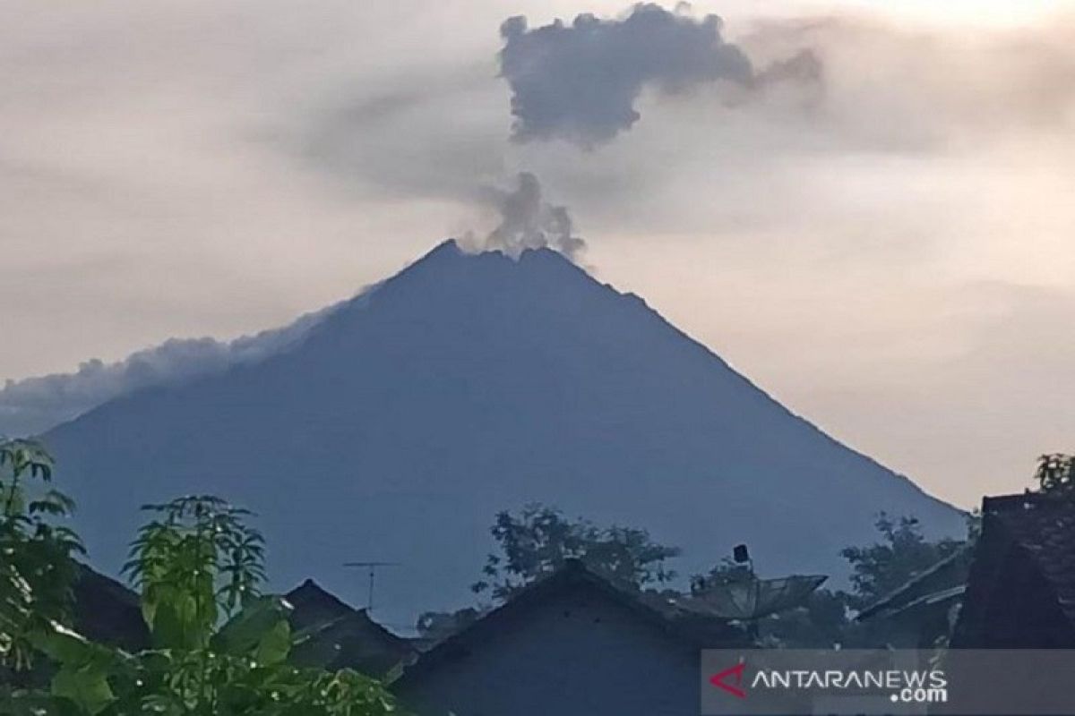Pascaerupsi setinggi 2000 meter, aktivitas warga sekitar Gunung Merapi berlangsung normal