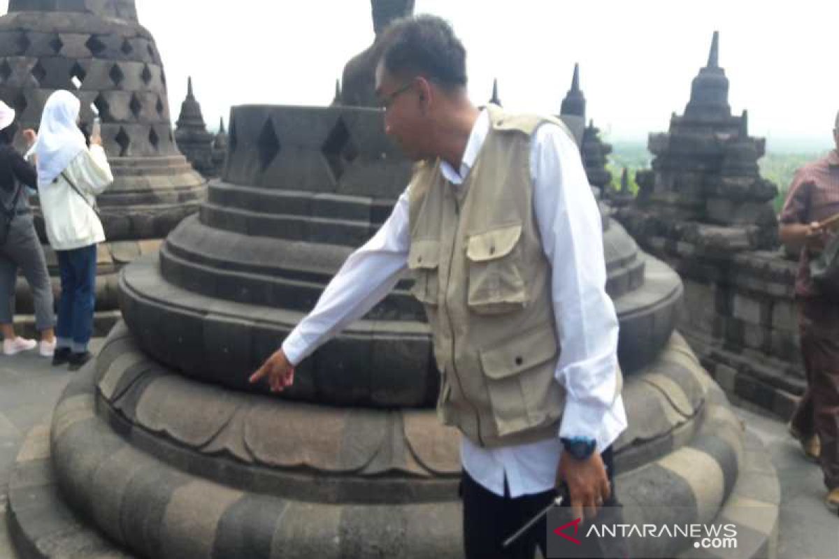 Ribuan permen karet menempel di batuan Candi Borobudur