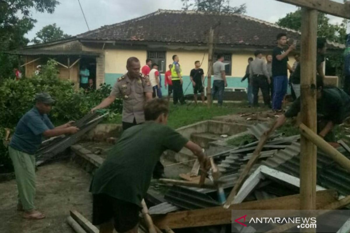 BPBD Cianjur dirikan tenda darurat ruang kelas madrasah ambruk