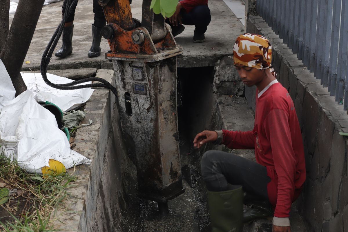 Sejumlah bangunan permanen di Surabaya sebabkan saluran air  tersumbat