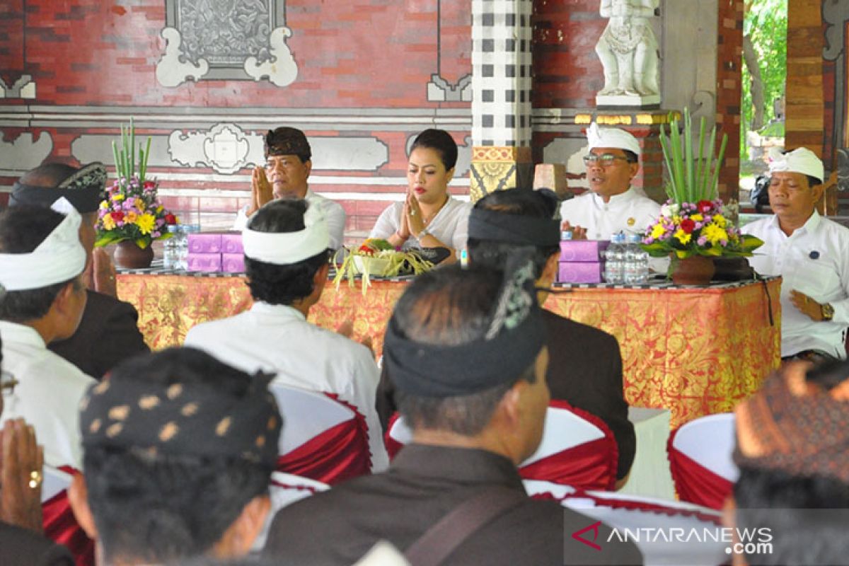 Bupati Tabanan: Turis ke Tanah Lot tak pernah sepi meski ada wabah virus