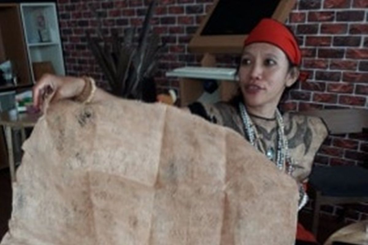 Nyai Kundan, perempuan pembuat pakaian kulit kayu