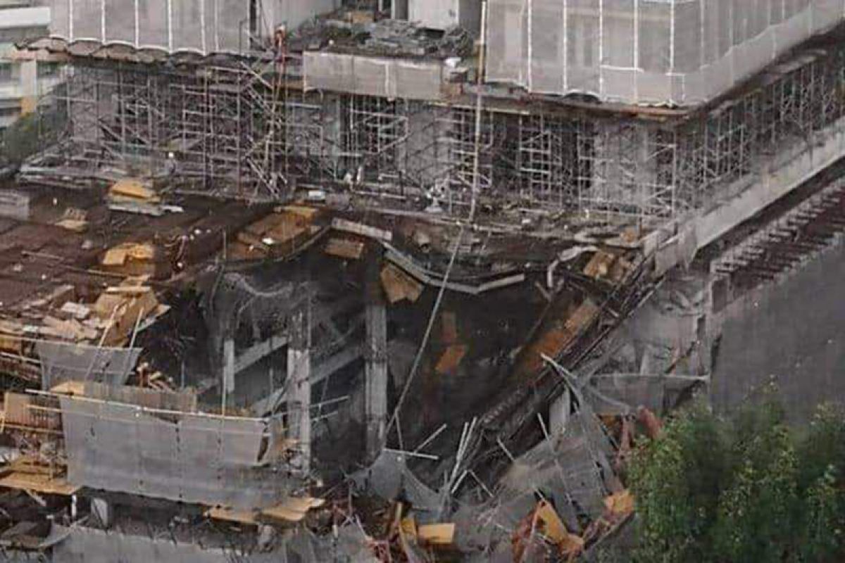 Sebuah bangunan kondominium di Kuala Lumpur runtuh