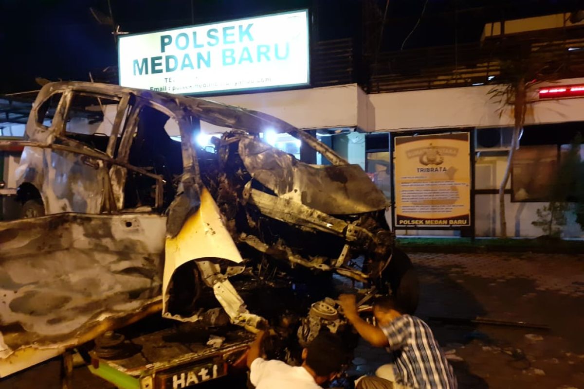 Minibus tabrak pohon, pengemudi tewas terbakar bersama kendaraannya