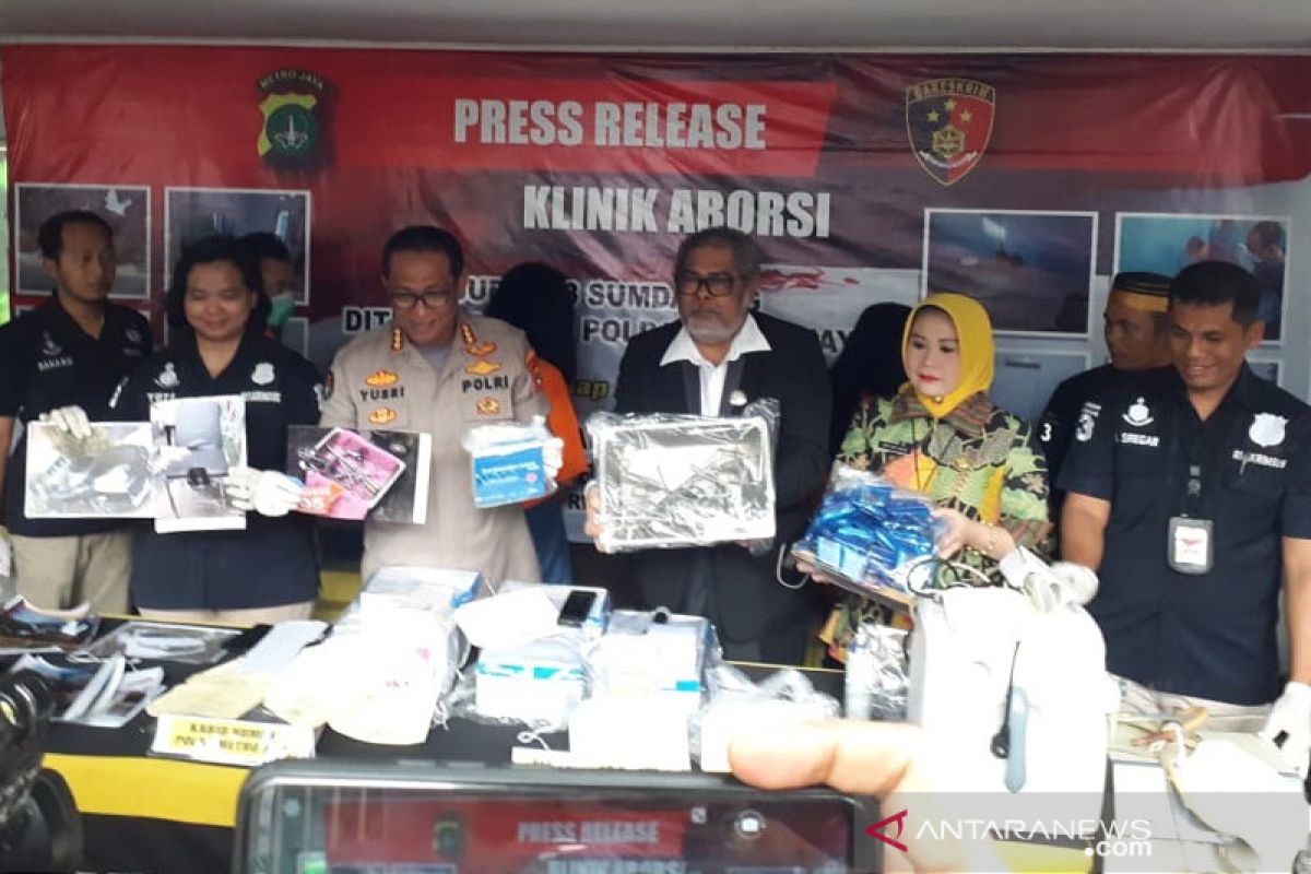 Olah TKP, polisi bongkar septic tank klinik aborsi ilegal di Paseban