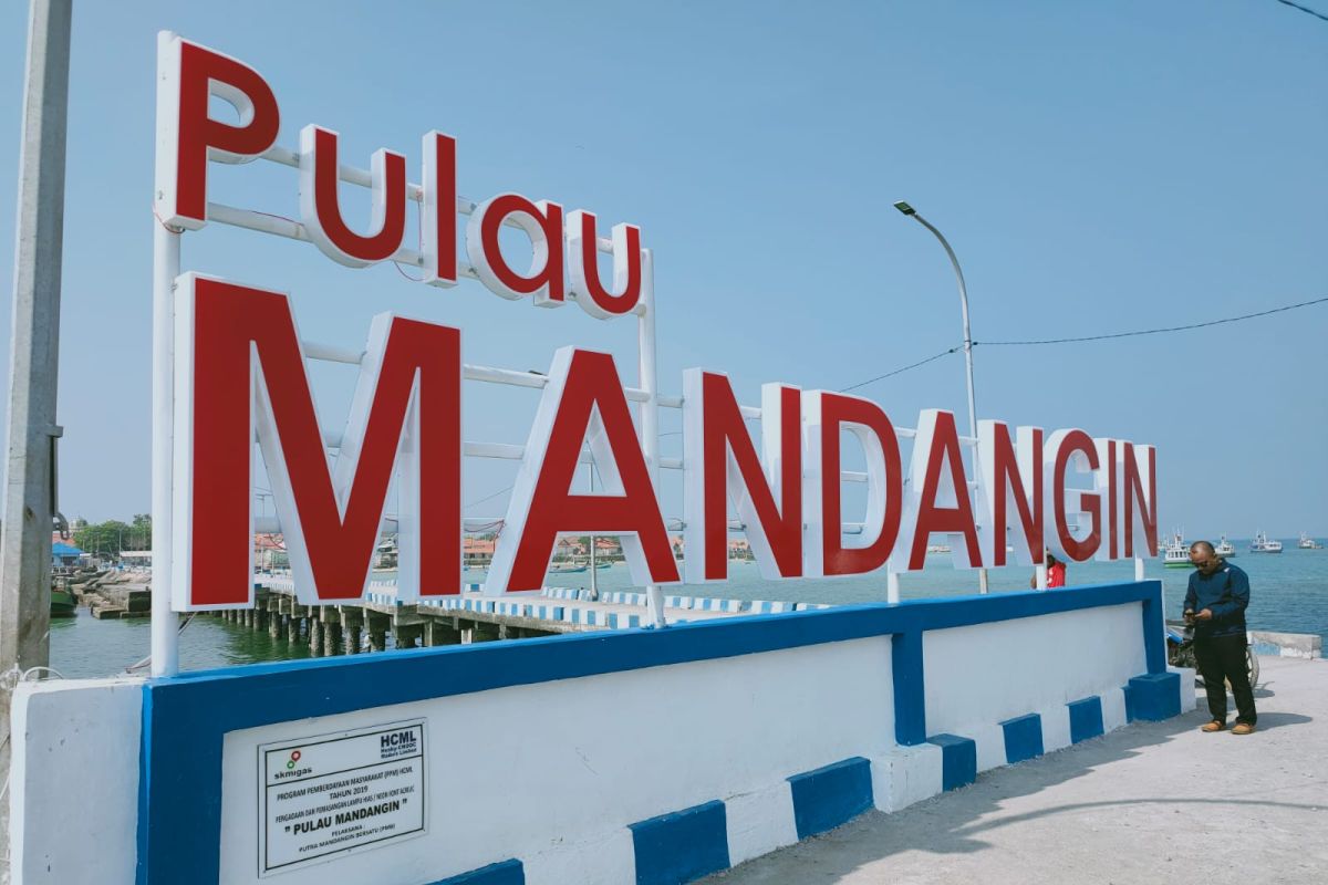 HCML pasang papan nama di dermaga Pulau Mandangin Sampang