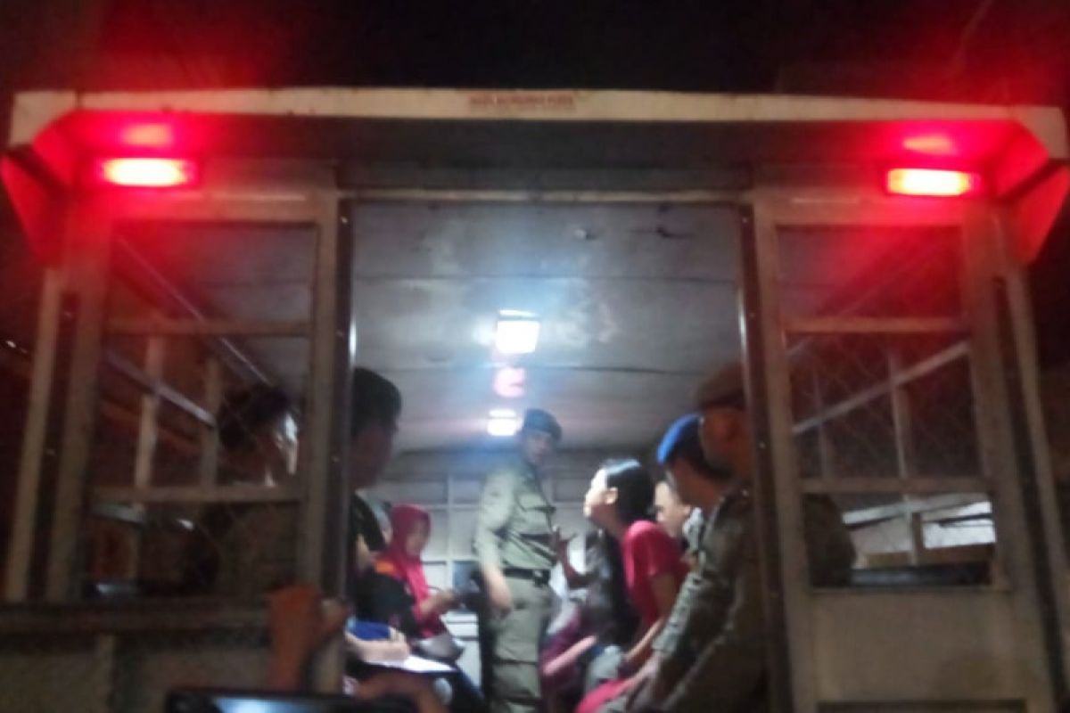 Rayakan valentine 21 orang terjaring razia di penginapan